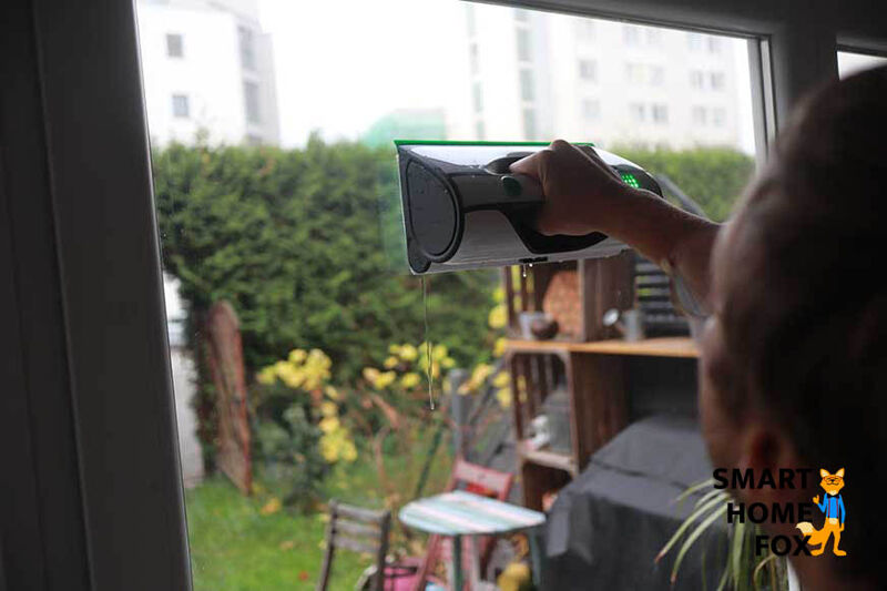 Man sieht den Vorwerk Kobold VG 100 an der Fensterscheibe.